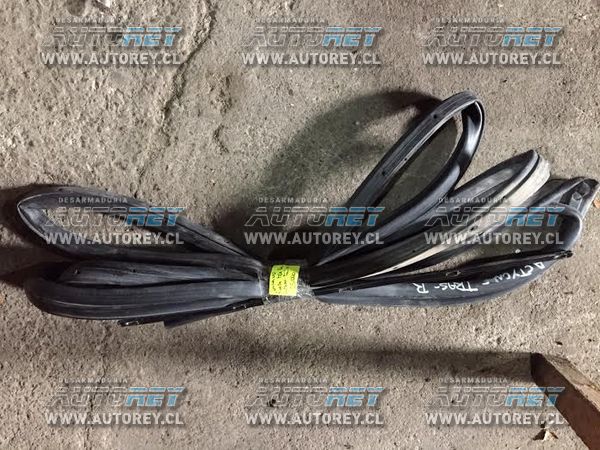 Goma contorno puerta trasera derecha Ssangyong Actyon 2007 al 2012 $10.000 mas iva (2)