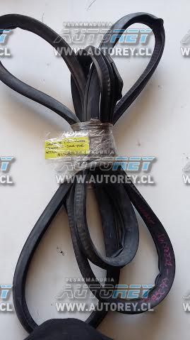Goma contorno puerta trasera derecha Ssangyong Actyon 2007 al 2012 $10.000 mas iva
