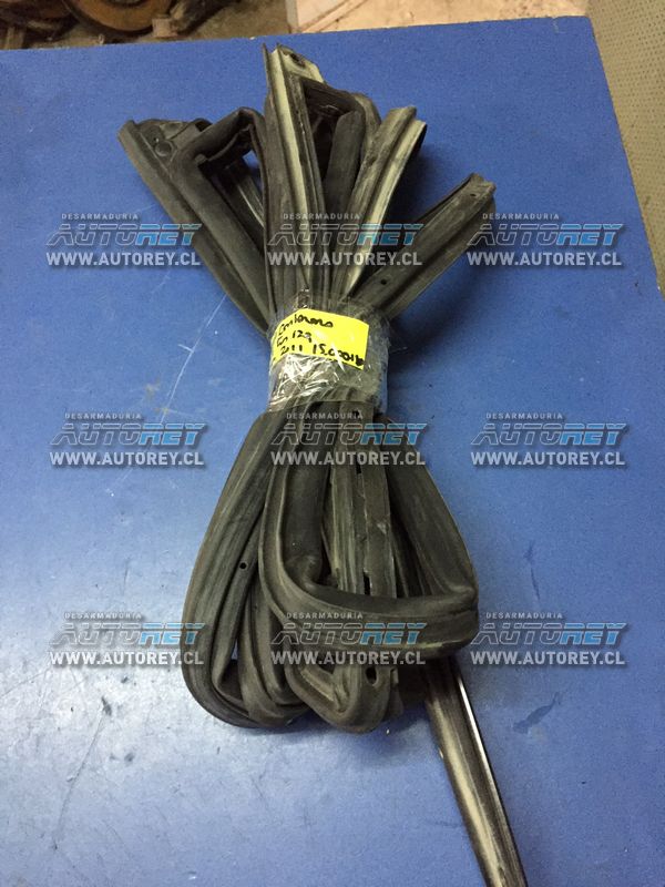 Goma contorno puerta trasera izquierda Ssangyong Actyon 2007 al 2012 $10.000 mas iva (2)