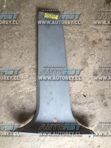 Tapiz cubre pilar central inferior izquierdo Toyota Hilux 2007 al 2015 $10.000 mas iva