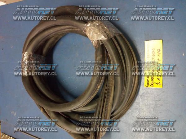 Goma pilar puerta delantera derecha Ssangyong Actyon 2007 al 2012 $10.000 mas iva (2)