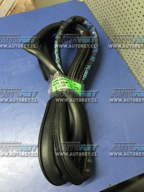 Goma pilar puerta delantera derecha Ssangyong Actyon 2007 al 2012 $10.000 mas iva (3)
