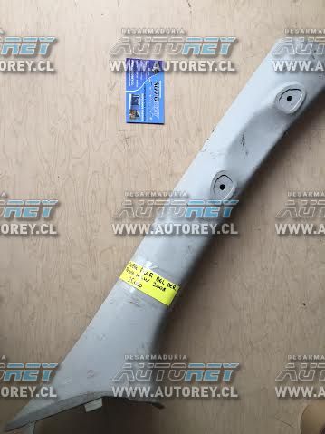 Tapiz cubre pilar delantero superior derecho Toyota Hilux 2007 al 2015 $10.000 mas iva (2)