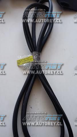 Goma pilar puerta delantera izquierda Ssangyong Actyon 2007 al 2012 $10.000 mas iva (2)