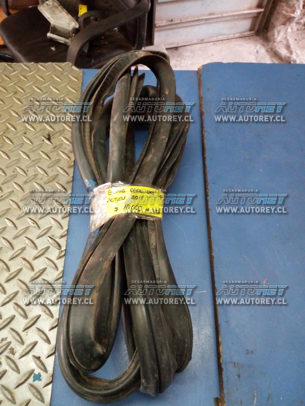 Goma pilar puerta delantera izquierda Ssangyong Actyon 2007 al 2012 $10.000 mas iva