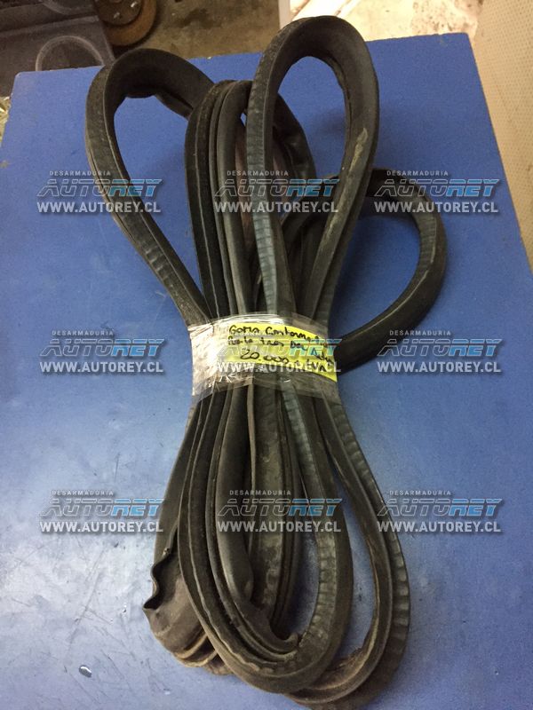 Goma pilar puerta trasera derecha Ssangyong Actyon 2007 al 2012 $10.000 mas iva (3)