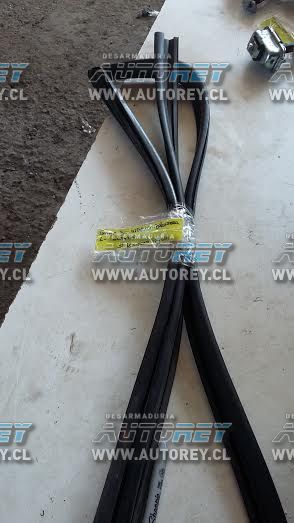 Goma vidrio puerta delantera izquierda Ssangyong Actyon 2007 al 2012 $10.000 mas iva