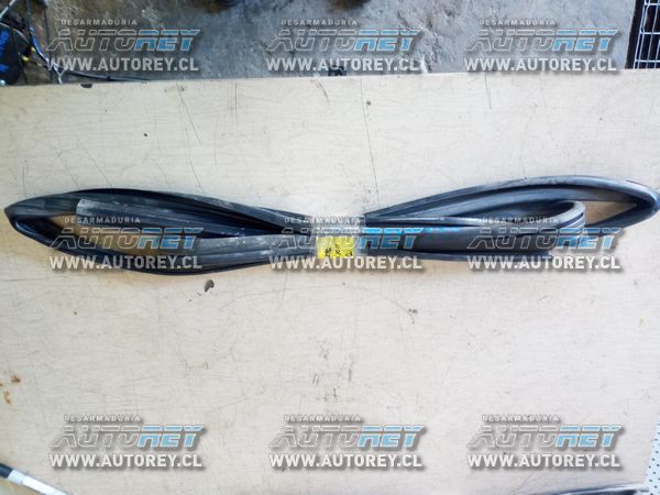 Goma vidrio puerta trasera derecha Ssangyong Actyon 2007 al 2012 $10.000 mas iva (2)