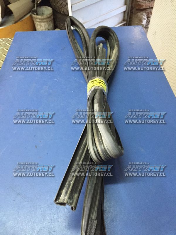 Goma vidrio puerta trasera izquierda Ssangyong Actyon 2007 al 2012 $10.000 mas iva (2)