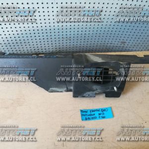 Moldura derecha frontal radiador Mahindra Pick Up $5.000 más iva (3)