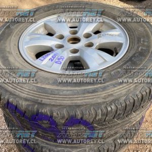 Llanta aluminio con neumático 245 70 R16 (D90) Mitsubishi L200 Dakar 2011 $90.000 mas iva