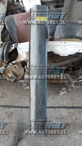 Moldura cubre zocalo exterior delantero derecho Ssangyong Actyon 2007 al 2012 $18.000 mas iva (2)