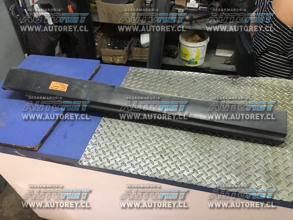 Moldura cubre zocalo exterior delantero derecho Ssangyong Actyon 2007 al 2012 $18.000 mas iva