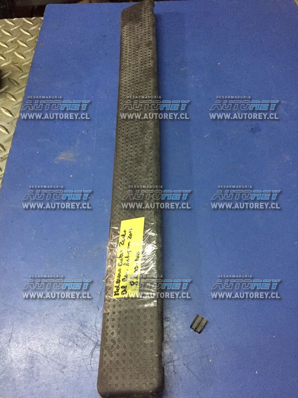 Moldura cubre zocalo interior delantera derecha Ssangyong Actyon 2007 al 2012 $5.000 mas iva