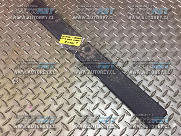 Moldura cubre zocalo interior delantera izquierda Ssangyong Actyon 2007 al 2012 $5.000 mas iva