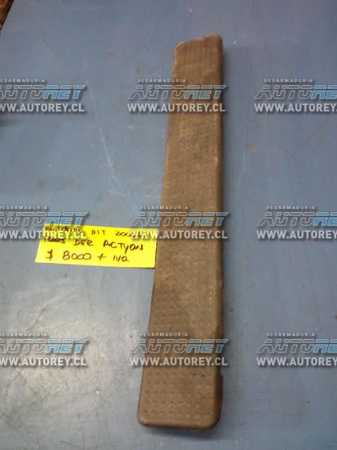 Moldura cubre zocalo interior trasero derecho Ssangyong Actyon 2007 al 2012 $5.000 mas iva