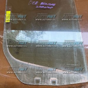 Vidrio original puerta delantera derecha Mercedes Benz Sprinter 2017 $60.000 mas iva