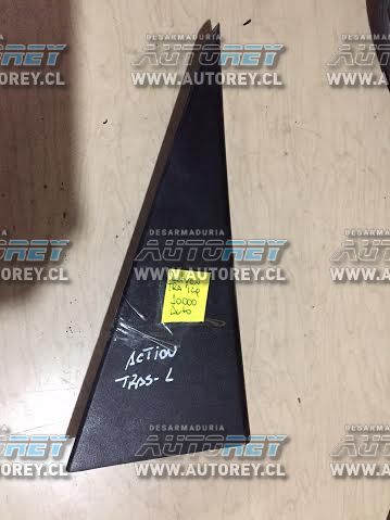 Moldura exterior puerta trasera izquierda Ssangyong Actyon Jeep 2006 al 2011 $5.000 mas iva (2)