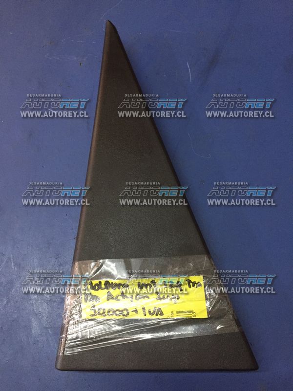 Moldura exterior puerta trasera izquierda Ssangyong Actyon Jeep 2006 al 2011 $5.000 mas iva