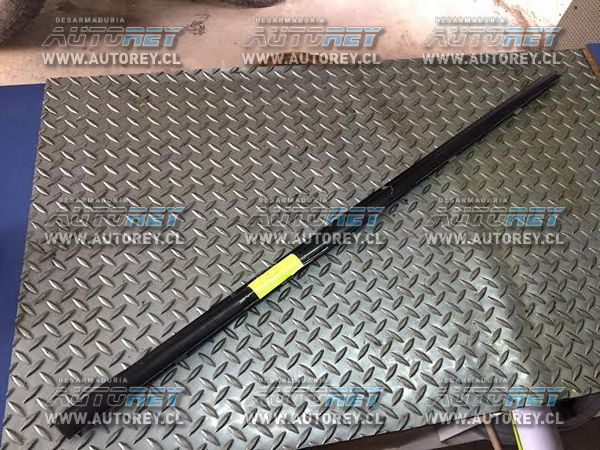 Moldura lame vidrio puerta delantera derecha Ssangyong Actyon 2007 al 2012 $10.000 mas iva (5)