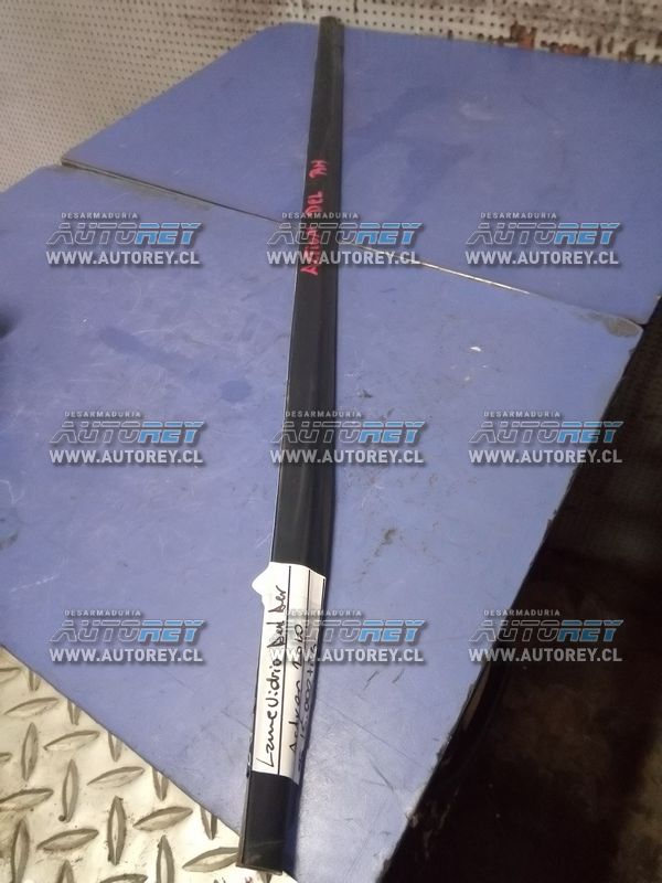 Moldura lame vidrio puerta delantera derecha Ssangyong Actyon 2007 al 2012 $10.000 mas iva