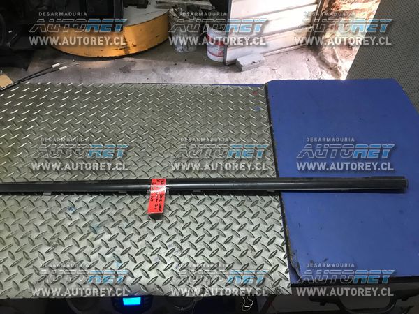 Moldura lame vidrio puerta delantera izquierda Ssangyong Actyon 2007 al 2012 $10.000 mas iva (2)