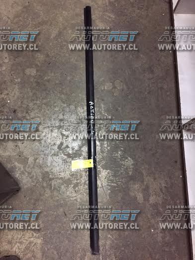Moldura lame vidrio puerta delantera izquierda Ssangyong Actyon 2007 al 2012 $10.000 mas iva (4)