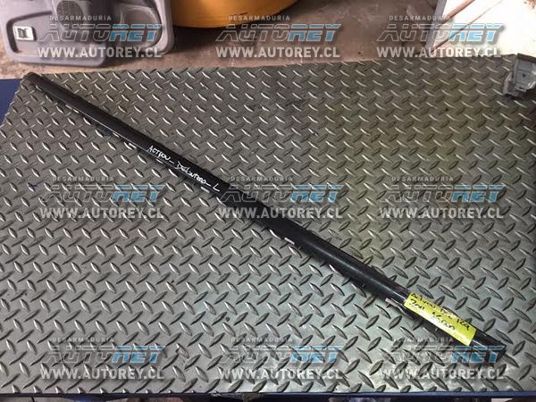 Moldura lame vidrio puerta delantera izquierda Ssangyong Actyon 2007 al 2012 $10.000 mas iva (5)