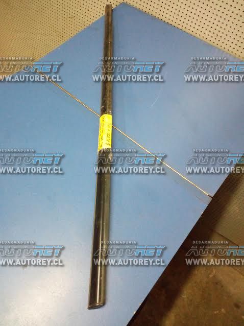 Moldura lame vidrio puerta trasera derecha Ssangyong Actyon 2007 al 2012 $10.000 mas iva (3)