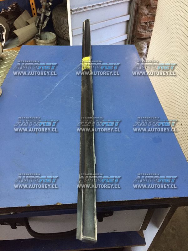 Moldura lame vidrio puerta trasera izquierda Ssangyong Actyon 2007 al 2012 $10.000 mas iva (2)