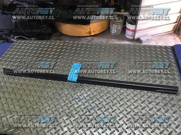 Moldura lame vidrio puerta trasera izquierda Ssangyong Actyon 2007 al 2012 $10.000 mas iva