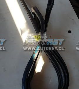 Goma contorno puerta delantera izquierda Mitsubishi L200 2007 al 2015 $10.000 más iva