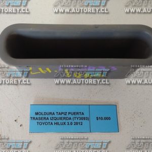 Moldura Tapiz Puerta Trasera Izquierda (TY3093) Toyota Hilux 3.0 2012 $10.000 + IVA