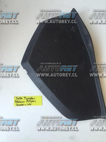 Tapa fusibles interior derecha tablero Ssangyong Actyon 2007 al 2012 $5.000 mas iva (2)