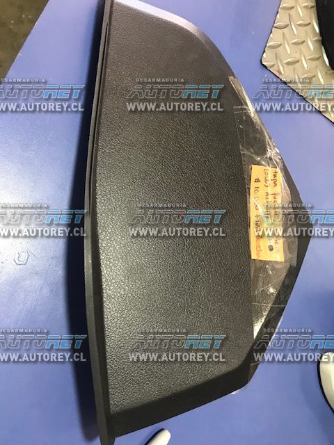Tapa fusibles interior derecha tablero Ssangyong Actyon 2007 al 2012 $5.000 mas iva