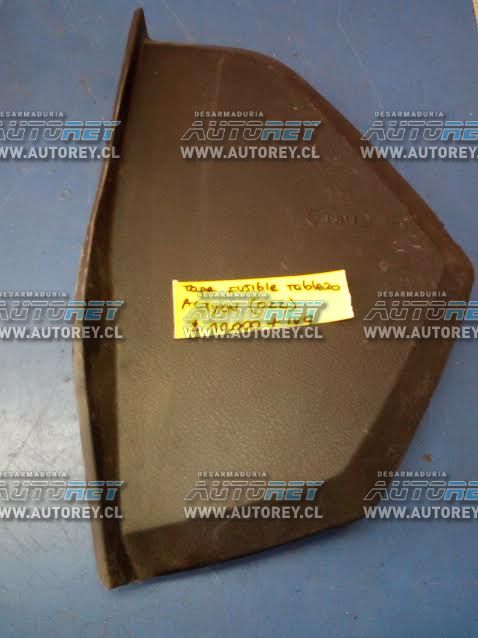 Tapa fusibles interior derecha tablero Ssangyong Actyon 2007 al 2012 $5.000 mas iva