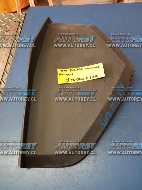 Tapa fusibles interior izquierda tablero Ssangyong Actyon 2007 al 2012 $5.000 mas iva