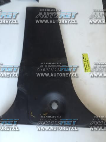 Tapiz cubre pilar central inferior izquierdo Ssangyong Actyon 2007 al 2012 $10.000 mas iva (3)