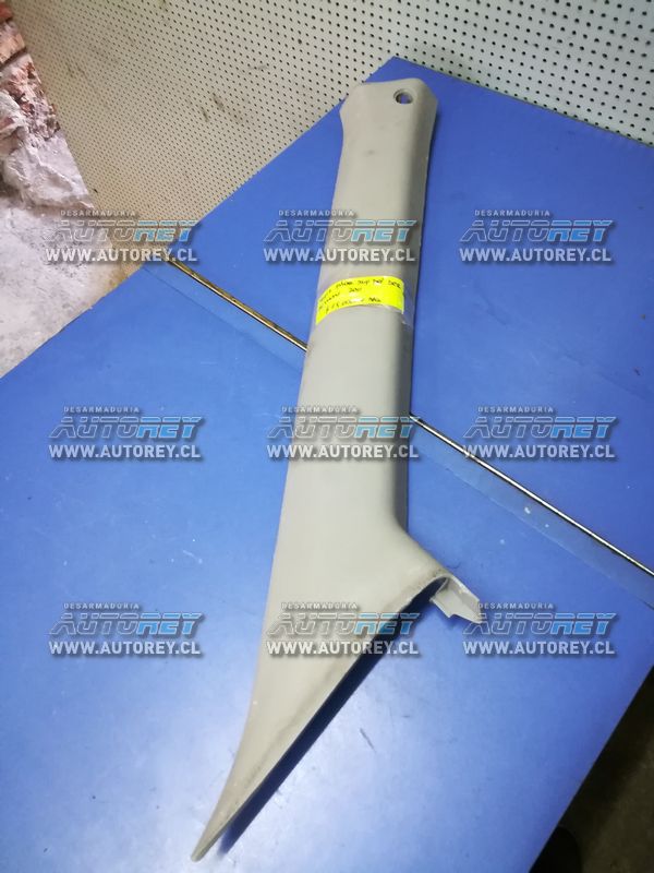 Tapiz cubre pilar delantero superior derecho Ssangyong Actyon 2007 al 2012 $10.000 mas iva (2)