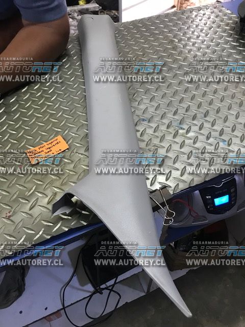 Tapiz cubre pilar delantero superior izquierdo Ssangyong Actyon 2007 al 2012 $10.000 mas iva (2)
