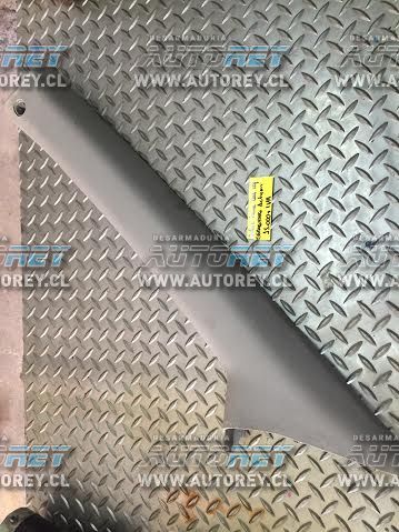 Tapiz cubre pilar delantero superior izquierdo Ssangyong Actyon 2007 al 2012 $10.000 mas iva (3)