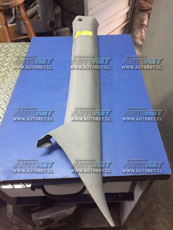 Tapiz cubre pilar delantero superior izquierdo Ssangyong Actyon 2007 al 2012 $10.000 mas iva