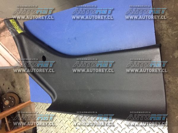 Tapiz cubre pilar trasero inferior derecho Ssangyong Actyon 2007 al 2012 $10.000 mas iva