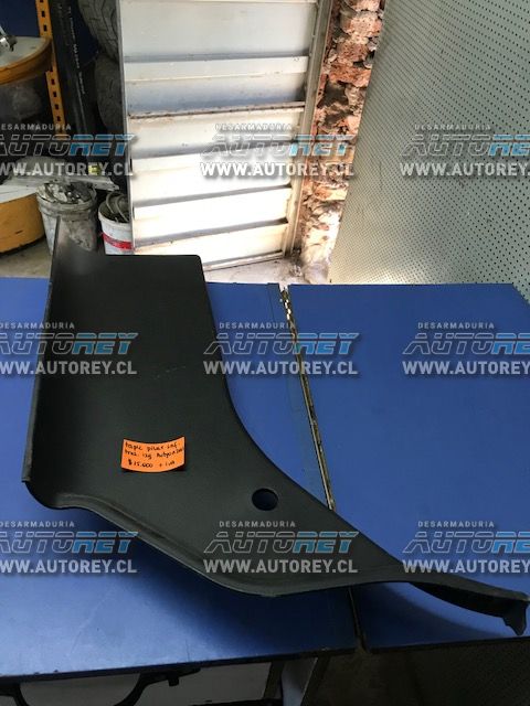 Tapiz cubre pilar trasero inferior izquierdo Ssangyong Actyon 2007 al 2012 $10.000 mas iva