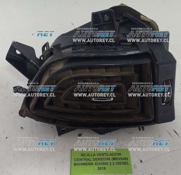 Rejilla Ventilación Central Derecha (MXV049) Mahindra XUV500 2.2 Diesel 2019 $10.000 + IVA