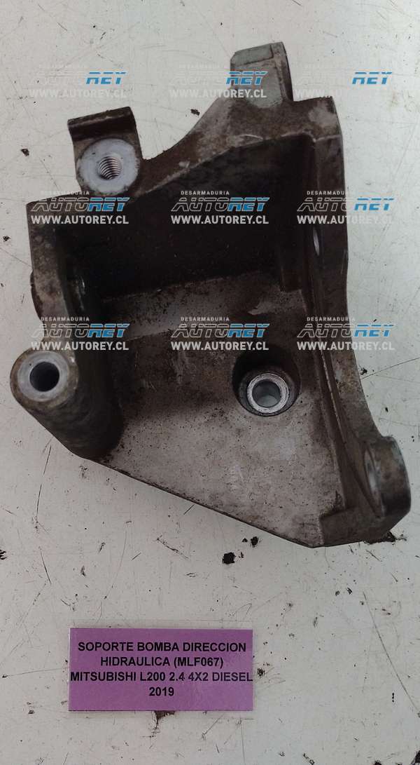 Soporte Bomba Dirección Hidráulica (MLF067) Mitsubishi L200 2.4 4×2 Diesel 2019 $15.000 + IVA