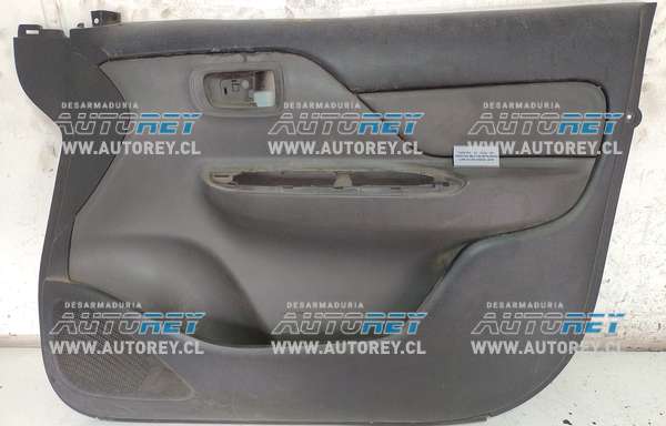 Tapiz Puerta Delantera Derecha (MLF138) Mitsubishi L200 2.4 4×2 Diesel 2019 $25.000 + IVA (Parcela)