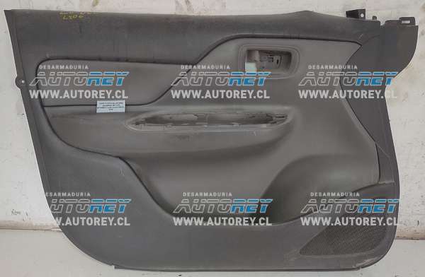 Tapiz Puerta Delantera Izquierda (MLF139) Mitsubishi L200 2.4 4×2 Diesel 2019 $25.000 + IVA (Parcela)