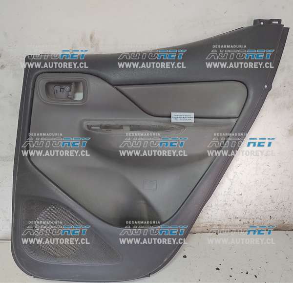 Tapiz Puerta Trasera Derecha (MLF140) Mitsubishi L200 2.4 4×2 Diesel 2019 $25.000 + IVA (Parcela)